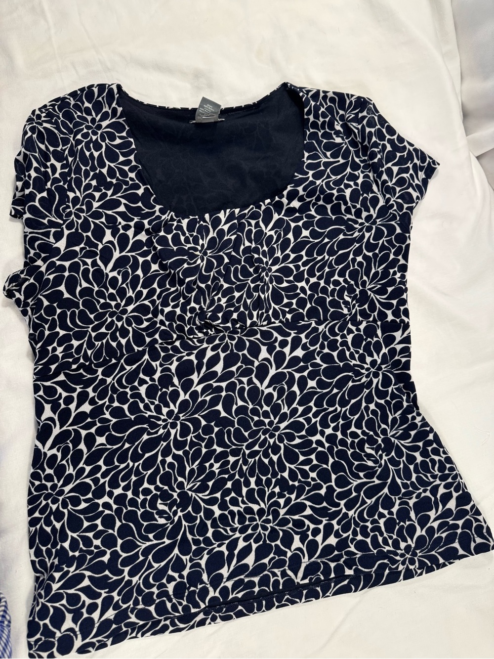 Ann Taylor Petite Navy Blue White Floral Scoop Neck Ruched Short Sleeve Top PL